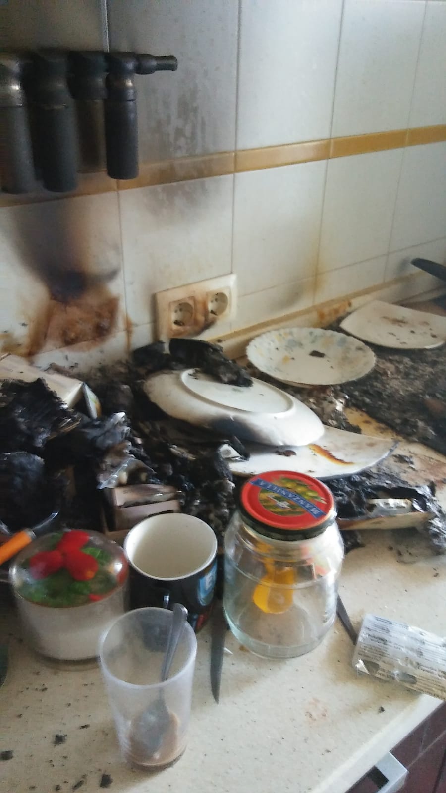 Incendio en una cocina en Jerez. FOTO: BOMBEROS