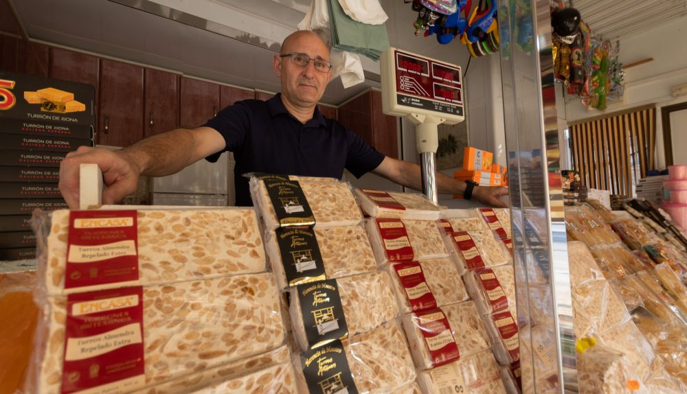 La venta de turrón es una de los negocios típicos en las ferias andaluzas. En la imagen, un puesto en Jerez.