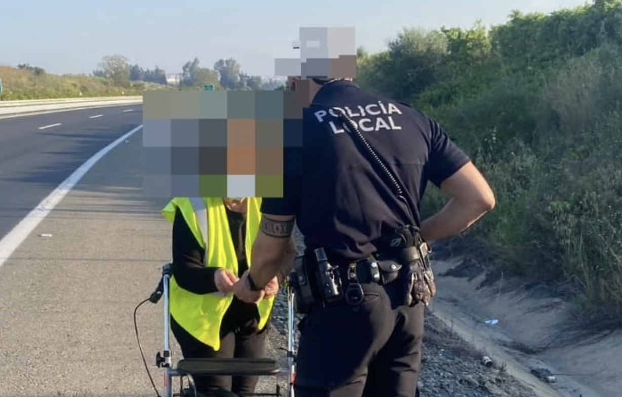 Encuentran a una mujer de 74 años caminando con un andador por el arcén de la autopista A-483 dirección Almonte desde Bollullos Par del Condado, en Huelva.