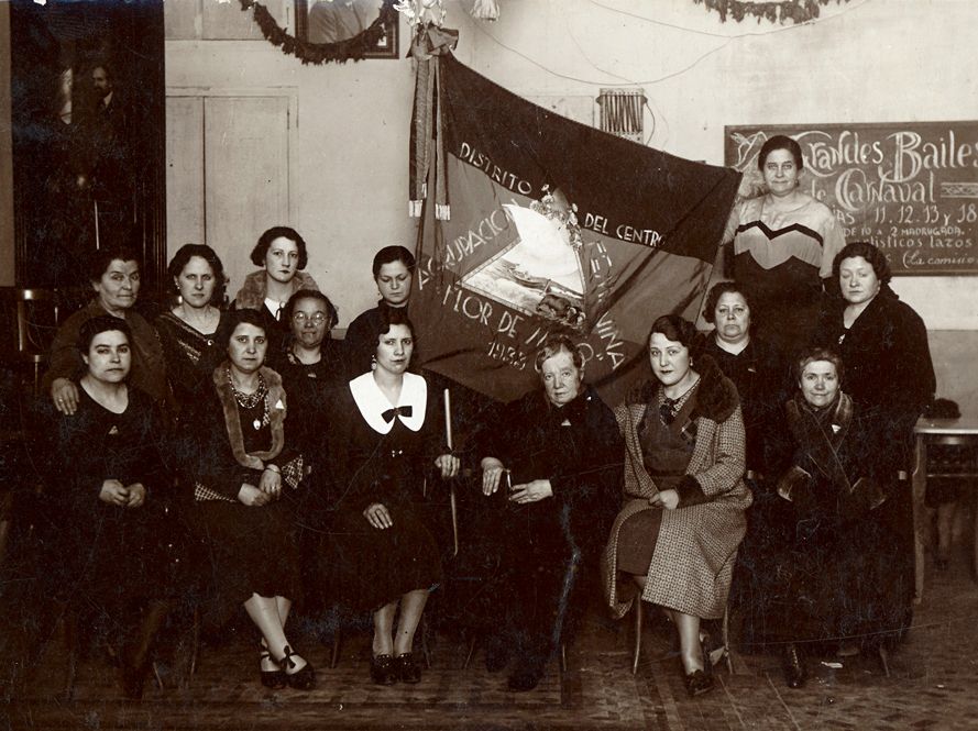 Amalia Carvia, en el centro de la imagen, junto a la agrupación femenina republicana Flor de Mayo, formada en Valencia en 1933. FOTO: CEDIDA POR MANUEL ALMISAS.
