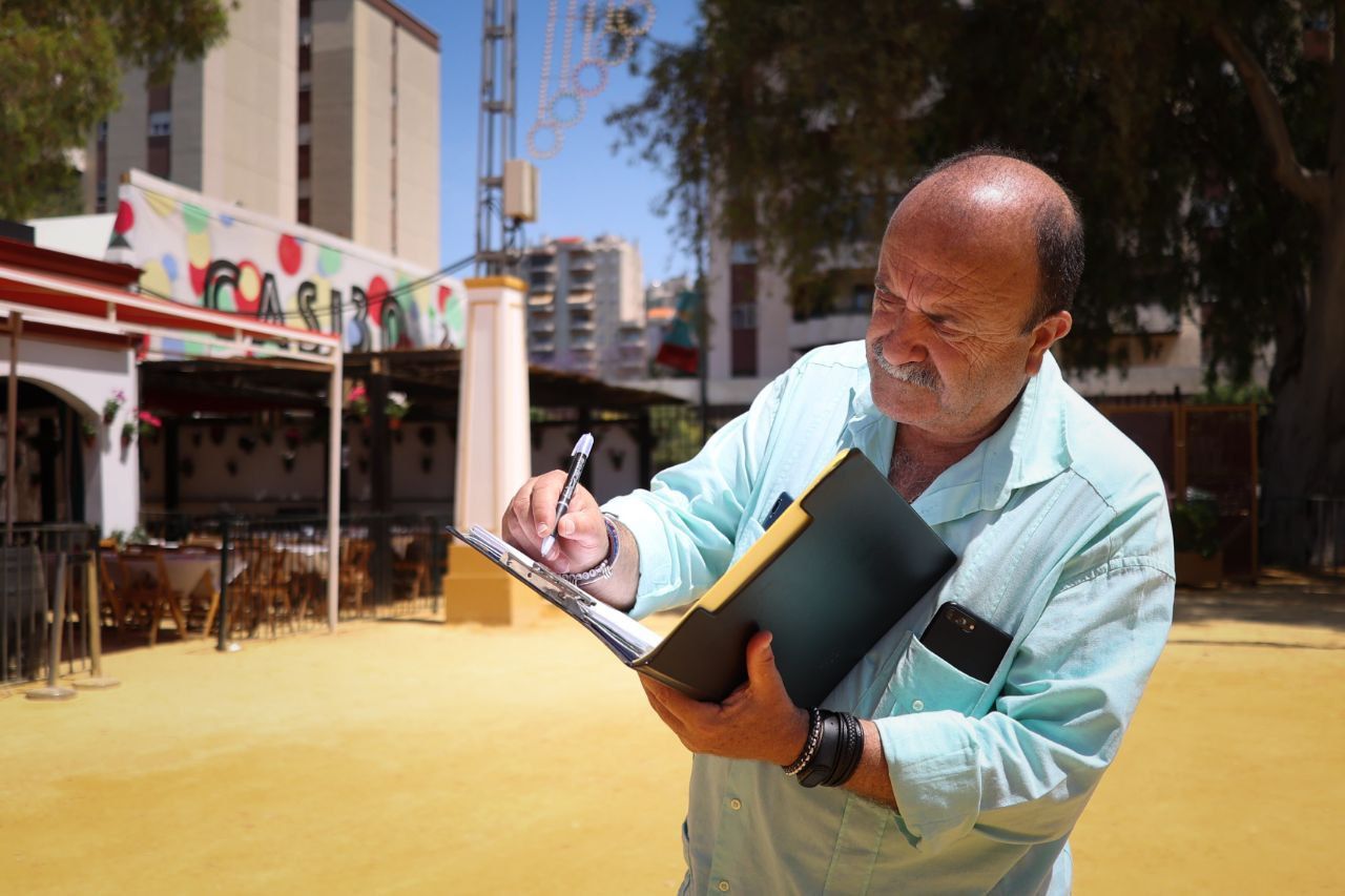 Miguel González Mata, con su documentación de revisión de las casetas de la Feria del Caballo, este lunes en el Real.