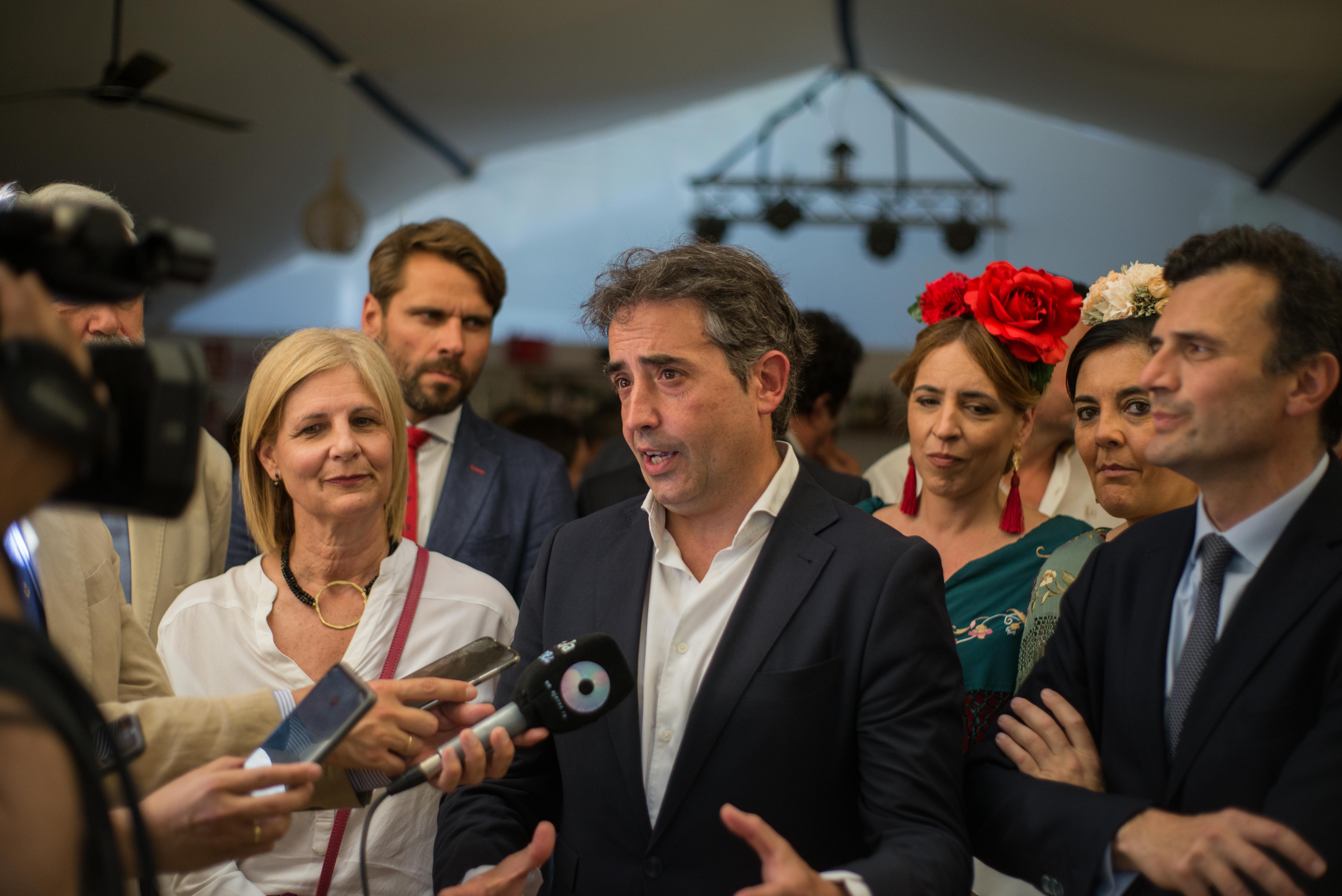 Saldaña con Pelayo detrás en la Feria del Caballo.