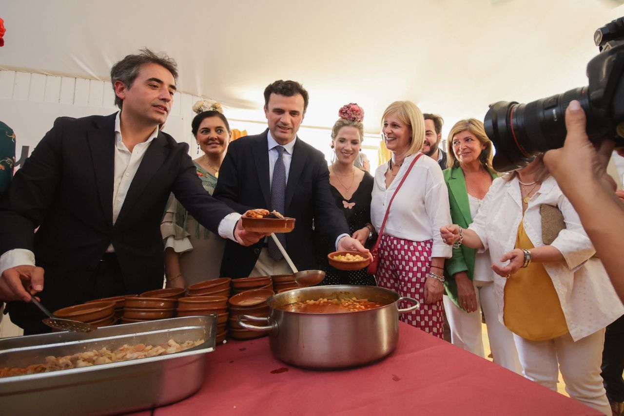 Saldaña, García y Pelayo reparten berza en el tradicional encuentro del PP de Jerez en la Feria del Caballo, este lunes.
