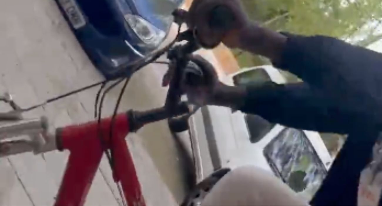 Una joven ha denunciado la persecución que ha sufrido durante 10 minutos por parte de un hombre que iba en bicicleta. Una joven ha denunciado la persecución que ha sufrido durante 10 minutos por parte de un hombre que iba en bicicleta.