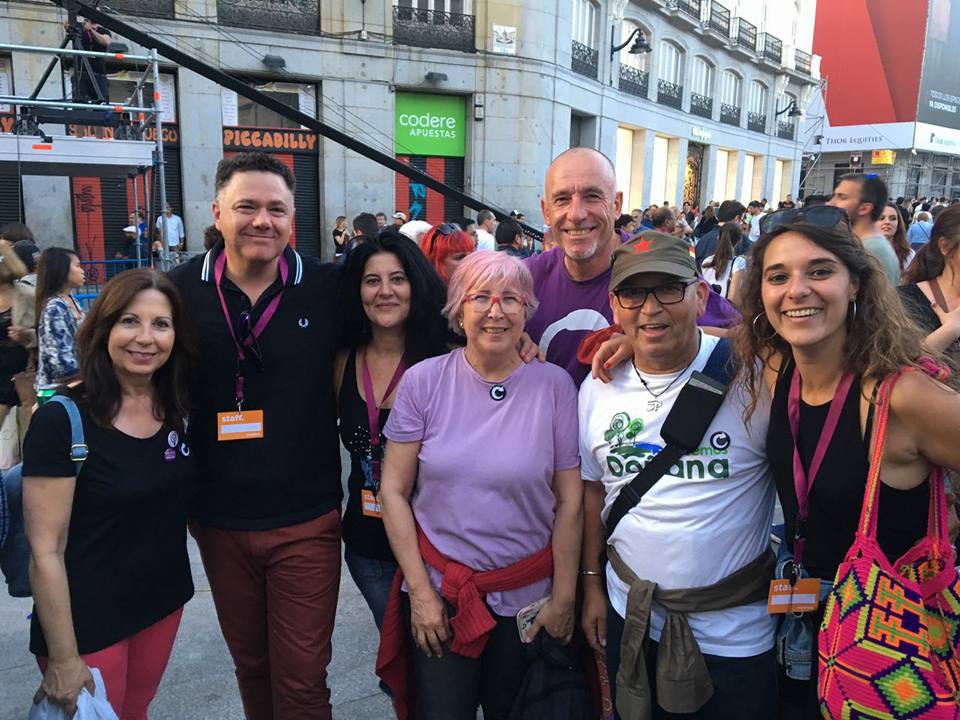 Maty Serrano, en el centro de la imagen, junto a la diputada Noelia Vera y otros miembros de la formación en una concentración pasada en Madrid.