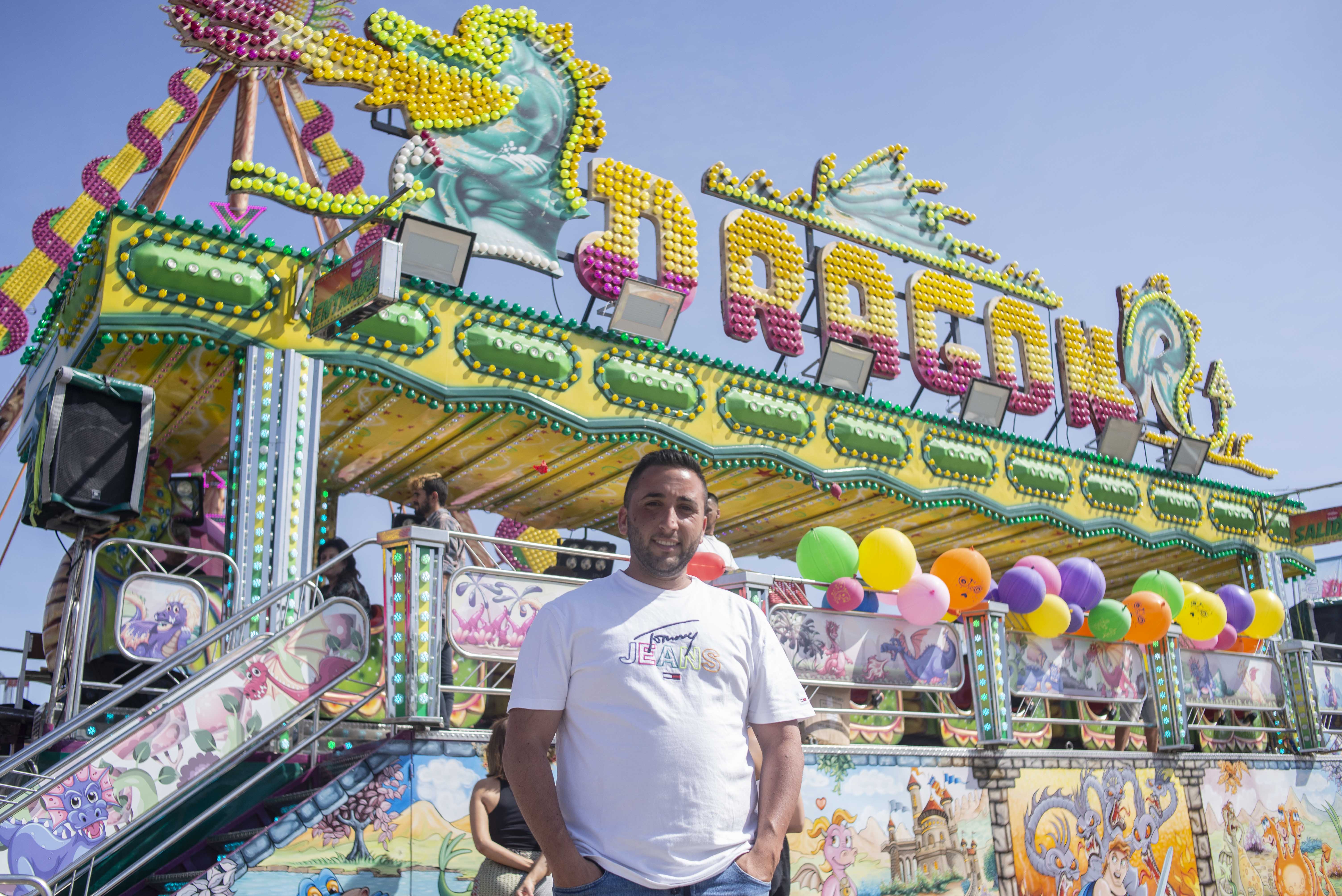 Alex, propietario de El Dragón, uno de los 'cacharritos' míticos que vuelven a la normalidad en la Feria del Caballo de Jerez.