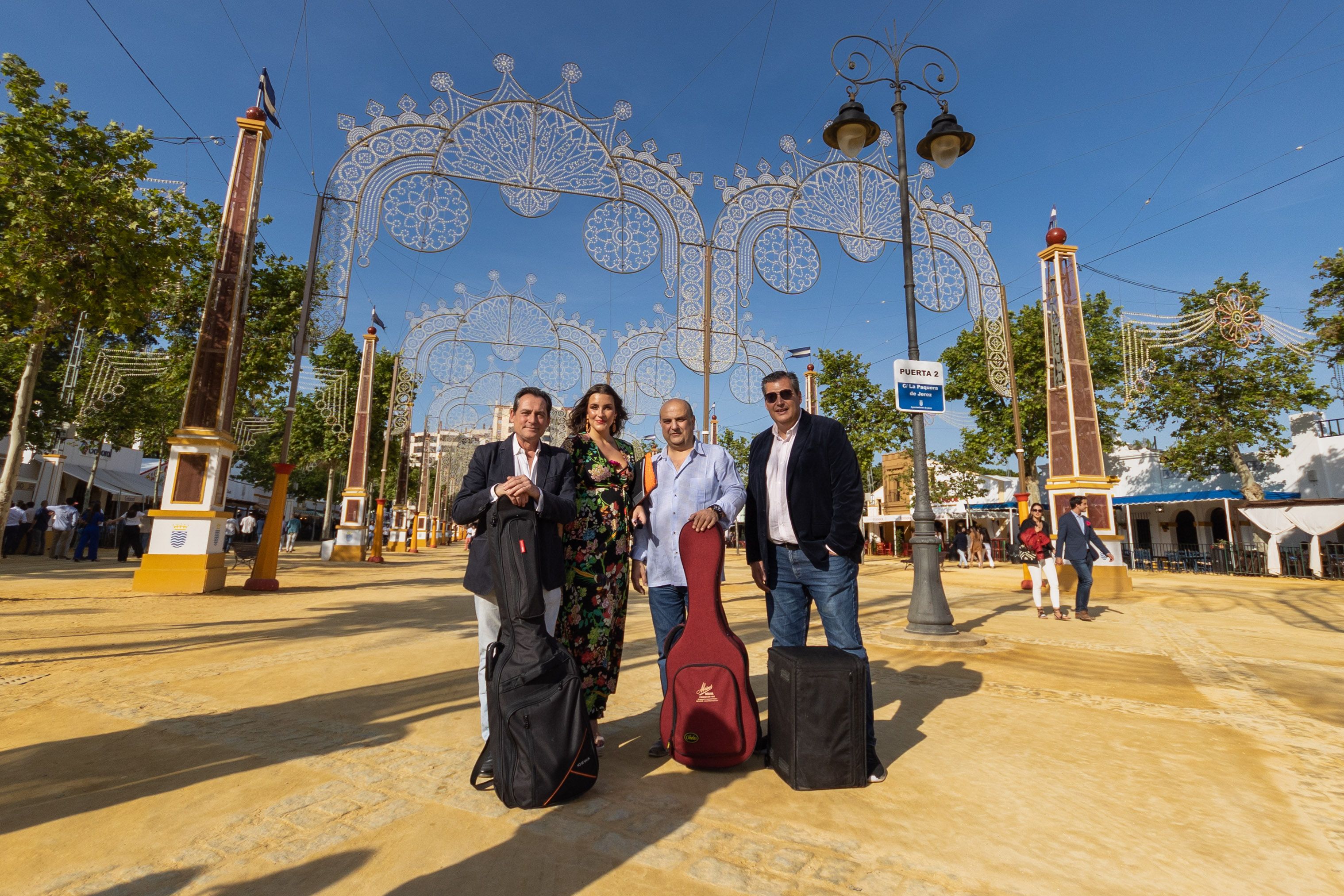 El grupo al completo dispuesto a echar la Feria. MANU GARCÍA El grupo al completo dispuesto a echar la Feria. MANU GARCÍA