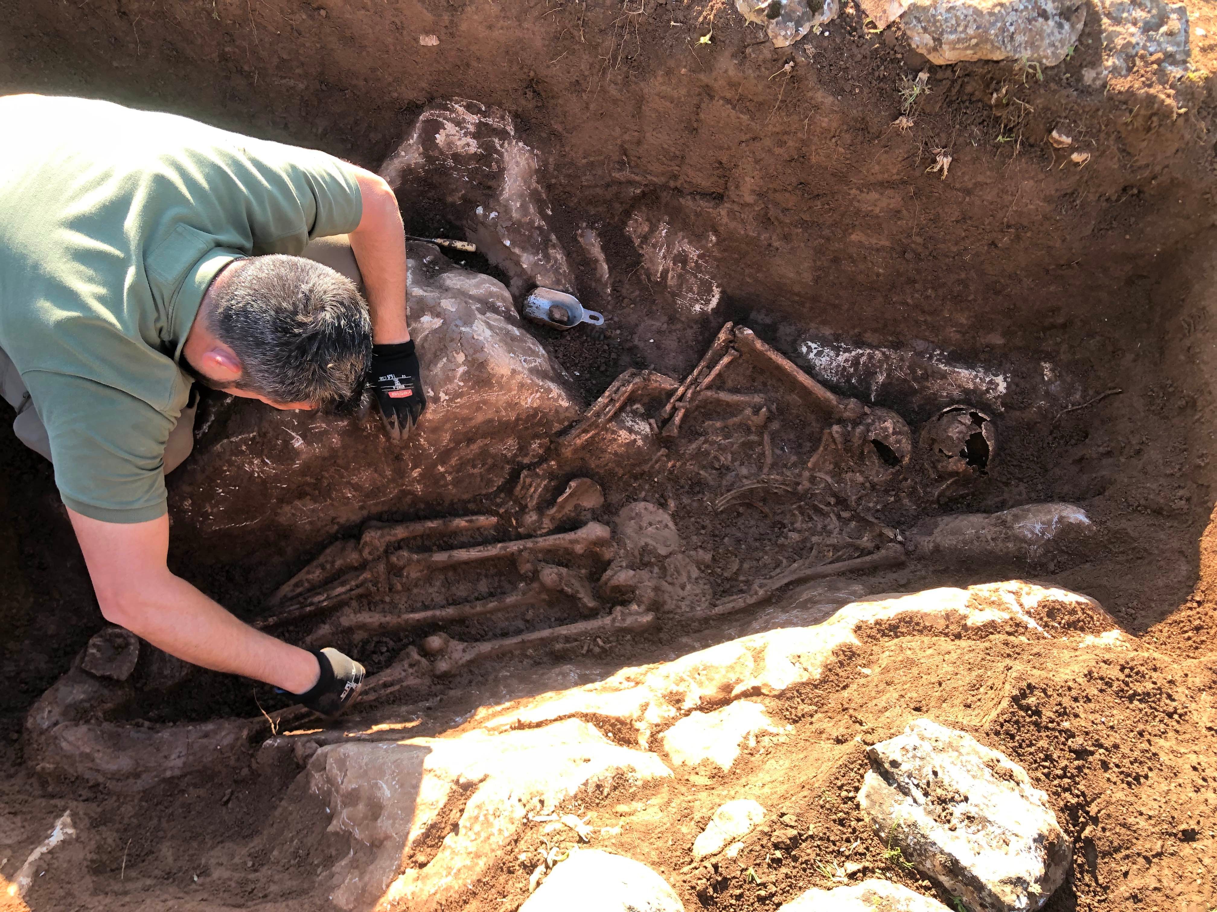  Jesus Roman en plena intervención en la fosa del Pocito de Benaocaz.