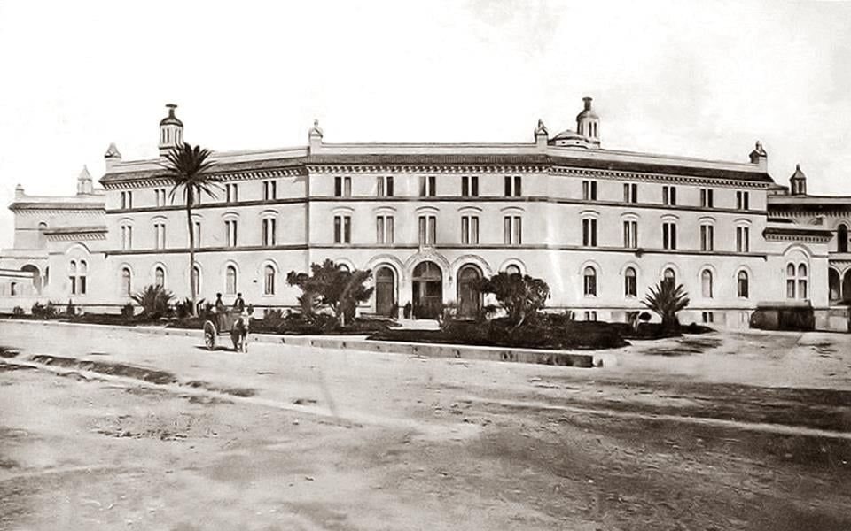 Imagen antigua del Hospital de Mora con sus ficus de pequeño tamaño. Fotografía de principios del s.XX.