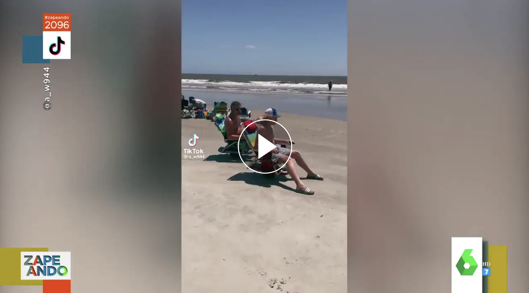 Imagen del vídeo emitida por La Sexta en la que se ve a los dos bañistas paseando por la playa en sus sillas.
