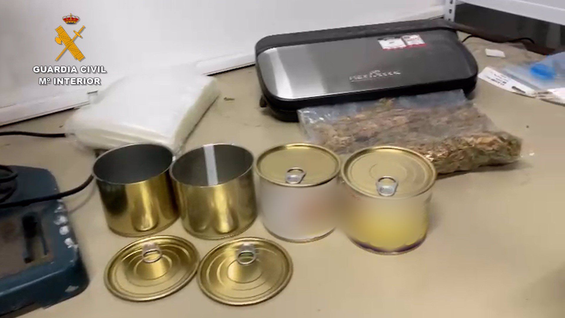 Los dos detenidos escondían la droga en latas de atún para eludir los controles policiales.