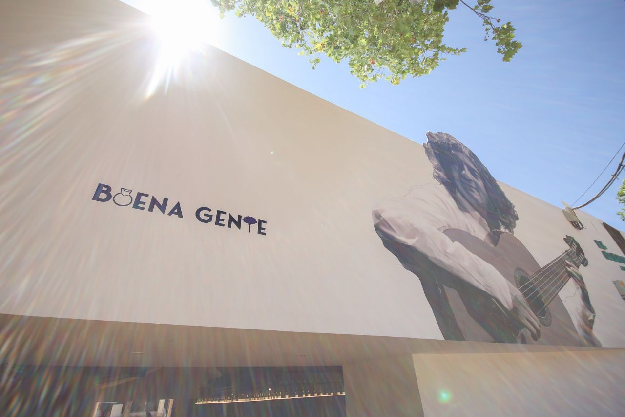 Moraíto Chico es el gran protagonista de la fachada de la caseta de la Buena Gente.   MANU GARCÍA