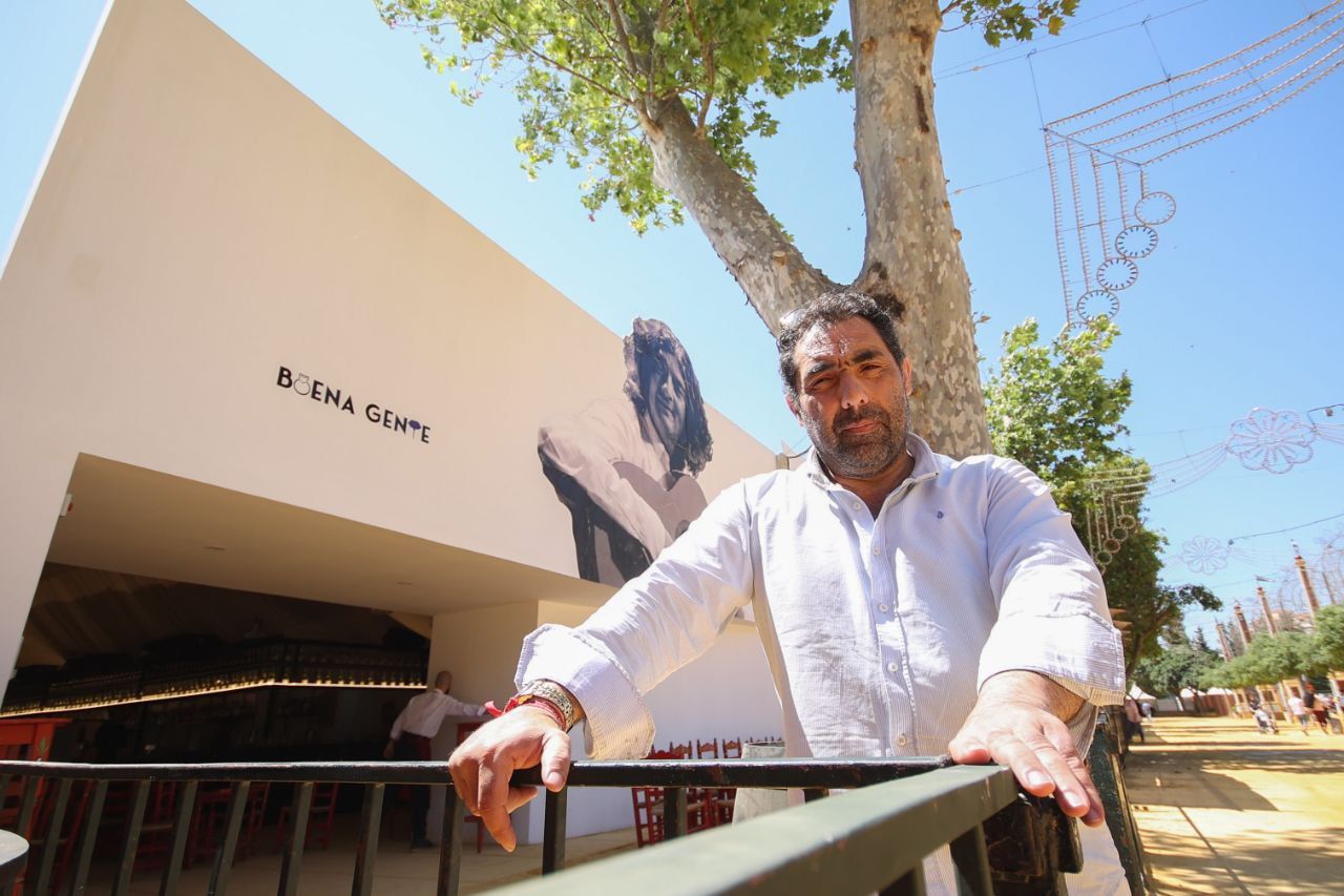 Juan Gómez, el triple casetero, delante de la fachada de la caseta Buena Gente.   MANU GARCÍA