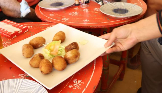 Las exquisitas croquetas de puchero de la caseta Buena Gente.   MANU GARCÍA