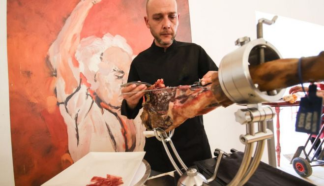 Jamón al corte en una de las casetas de visita obligada en la Feria del Caballo.   MANU GARCÍA