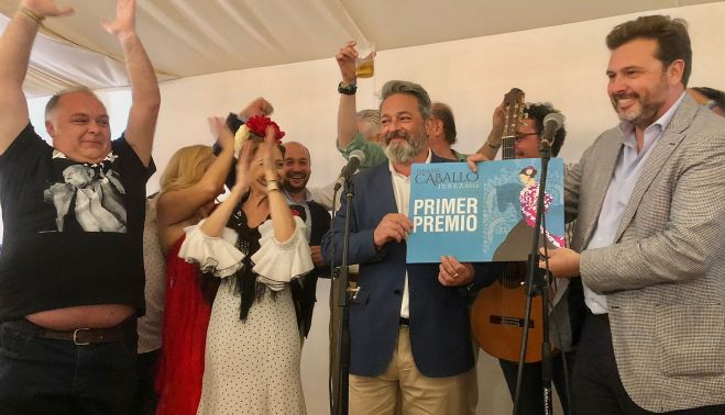 Rubén Sánchez entrega el primer premio a la peña flamenca Buena Gente.