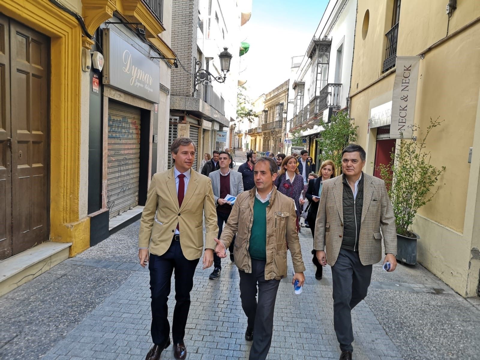 Un momento de la visita de González Terol con Saldaña, por el centro de Jerez. FOTO: PP
