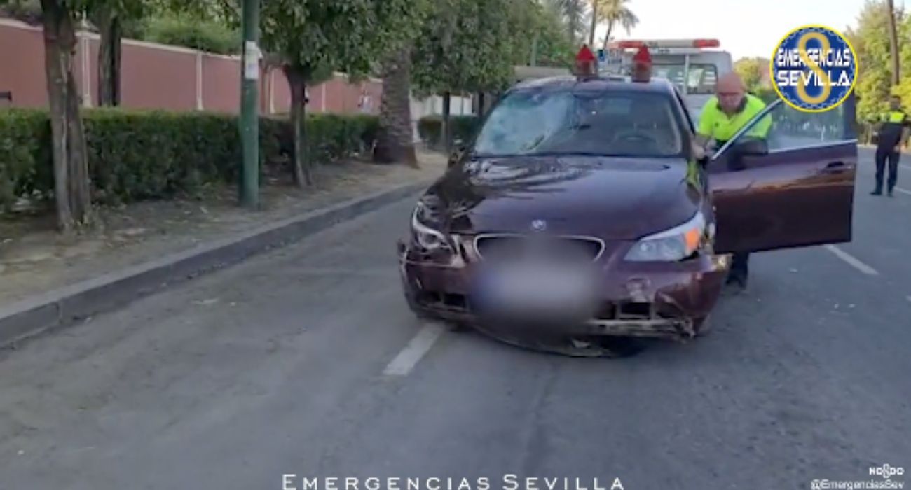 El turismo que ha arrollado a un motorista en Sevilla.