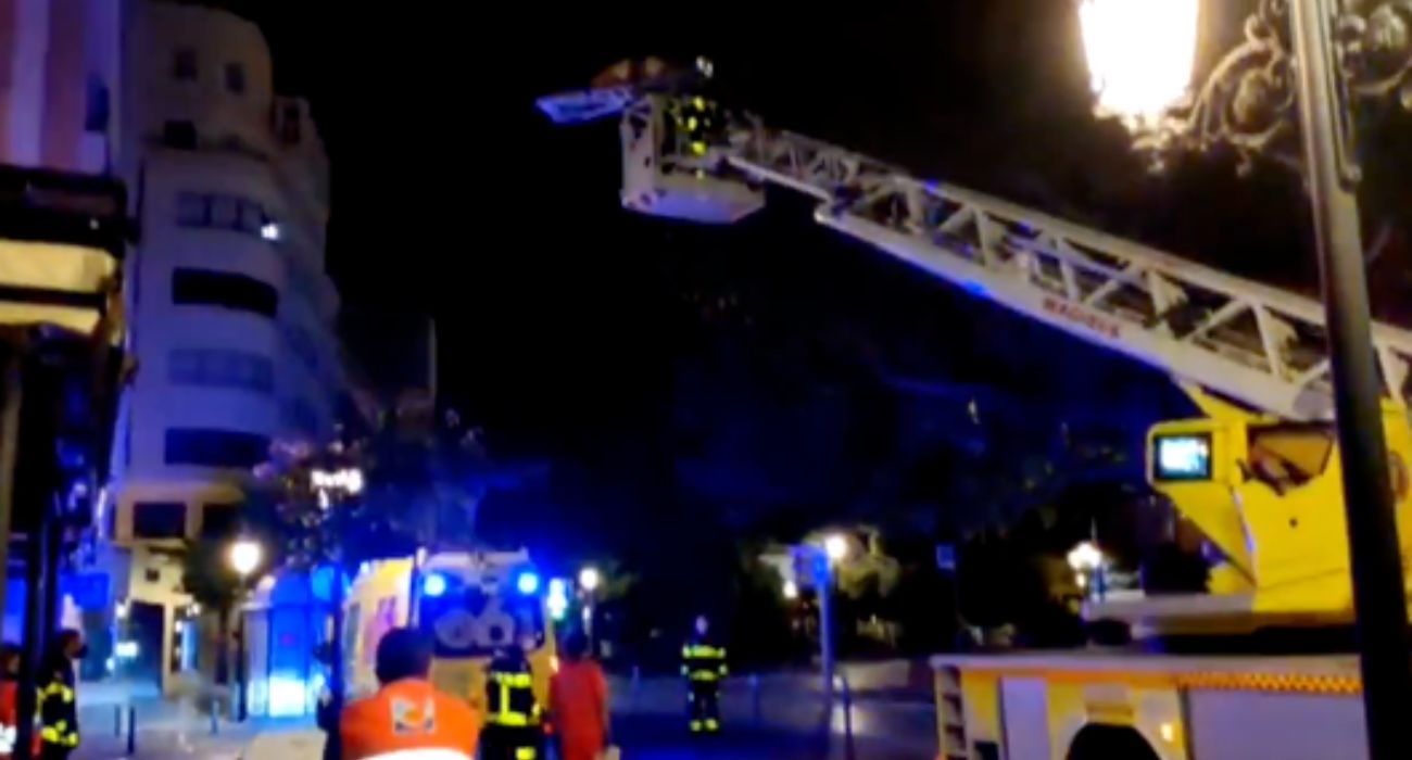 Bomberos de Cádiz, trabajando en las labores de evacuación de una mujer.