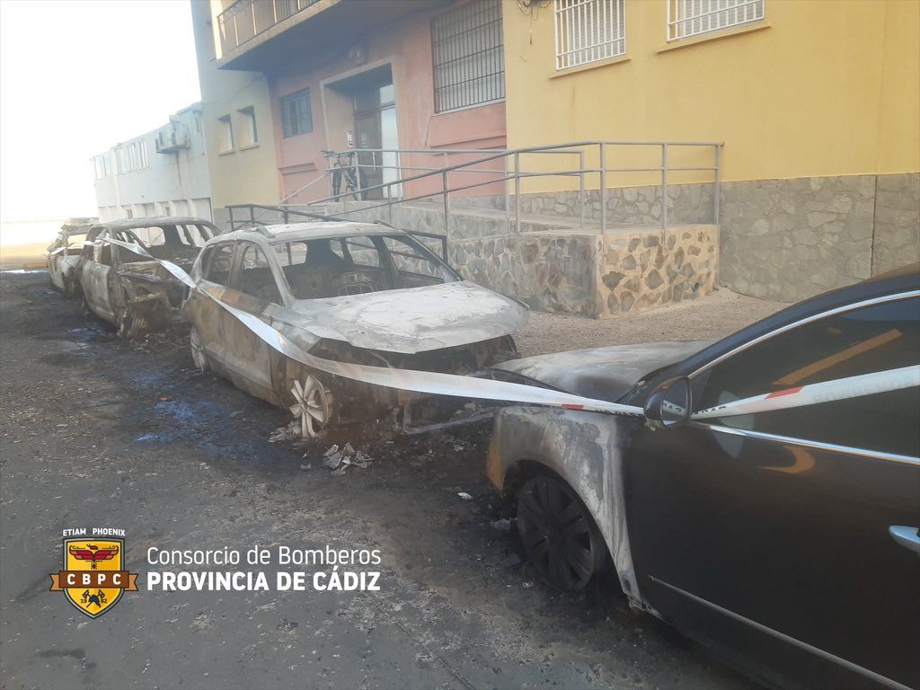 Estado de los coches calcinados en Tarifa.
