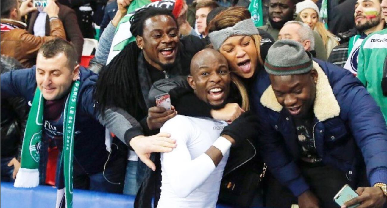 Jody Lukoki, futbolista internacional por el Congo, celebra un gol junto a varios familiares.