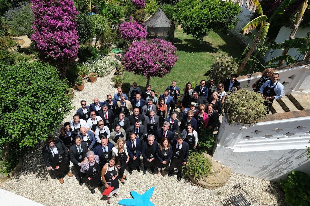 Participantes en el encuentro con Ferrá Adriá en el Palacio Ducal de Medina Sidonia de Sanlúcar, este miércoles.