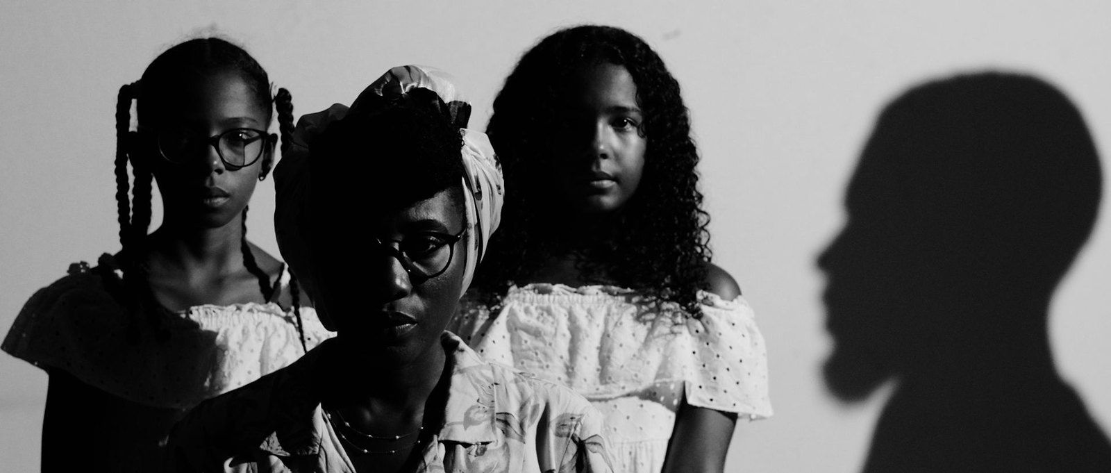 19 directoras, un tercio de la programación, atraviesan las secciones del Festival de Tarifa. Fotograma de 'Vou mudar a cozinha', película dirigida por Ondjaki (2022). 