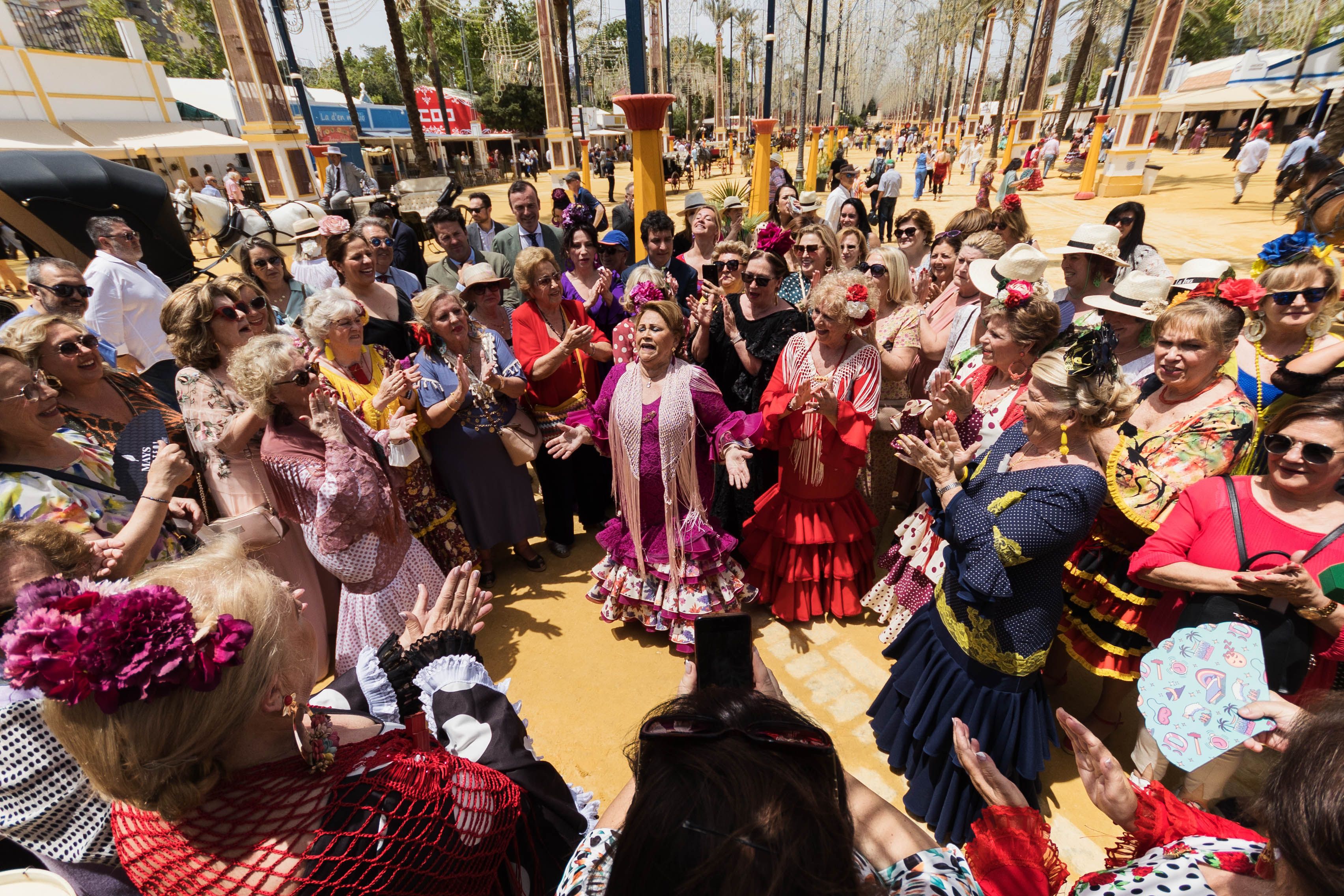 Numerosos grupos de mujeres en el miércoles de Feria del Caballo, el día grande de verdad.