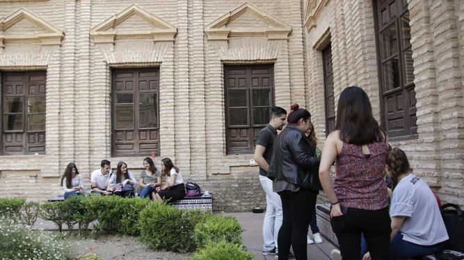 Alumnos en la Facultad de Filosofía y Letras de Córdoba. FOTO: SABERUNIVERSIDAD.ES. 