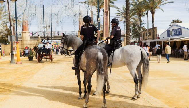 Policía Nacional a caballo por el Real en Jerez.