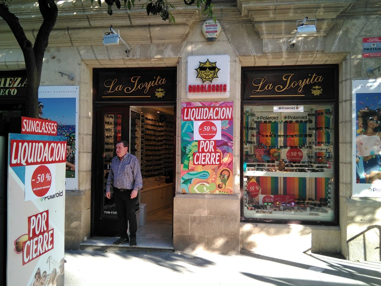Fachada de La Joyita, la primera tienda especializada en gafas de sol de España. FOTO: LVDS. 