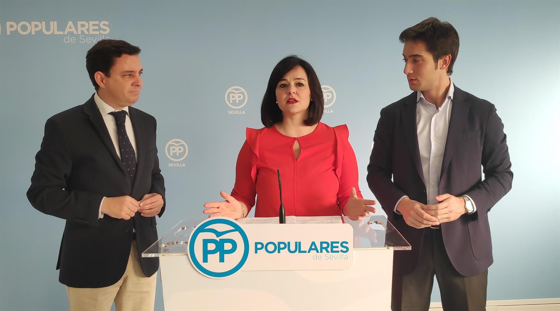 Virginia Pérez junto a Paniagua (derecha de la imagen), en una imagen del PP de Sevilla.