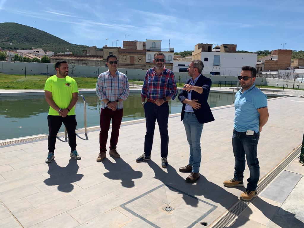 Javier Pizarro y Daniel Perez en la visita a la nueva piscina de Puerto Serrano