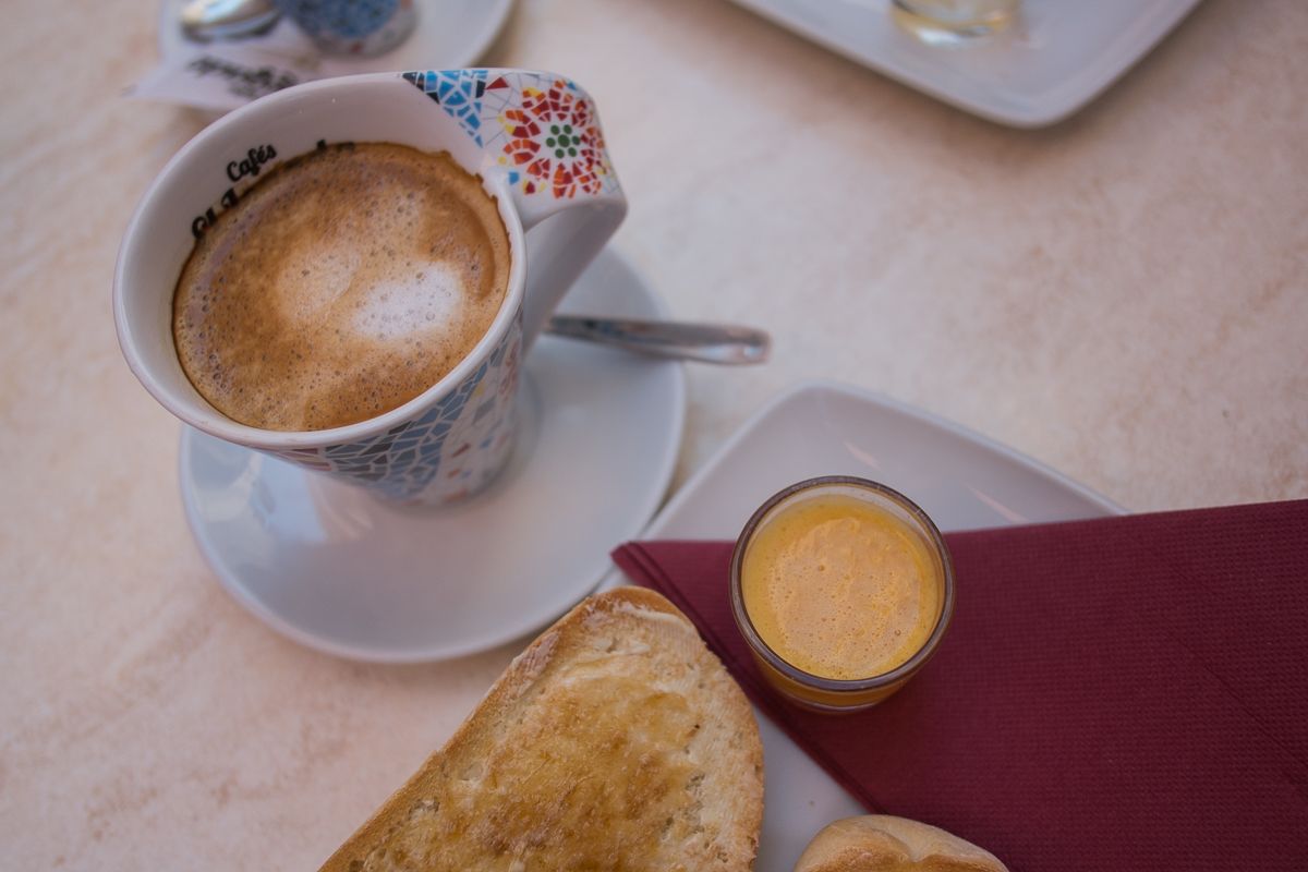 Café y tostadas en una cafetería, en una imagen de archivo.