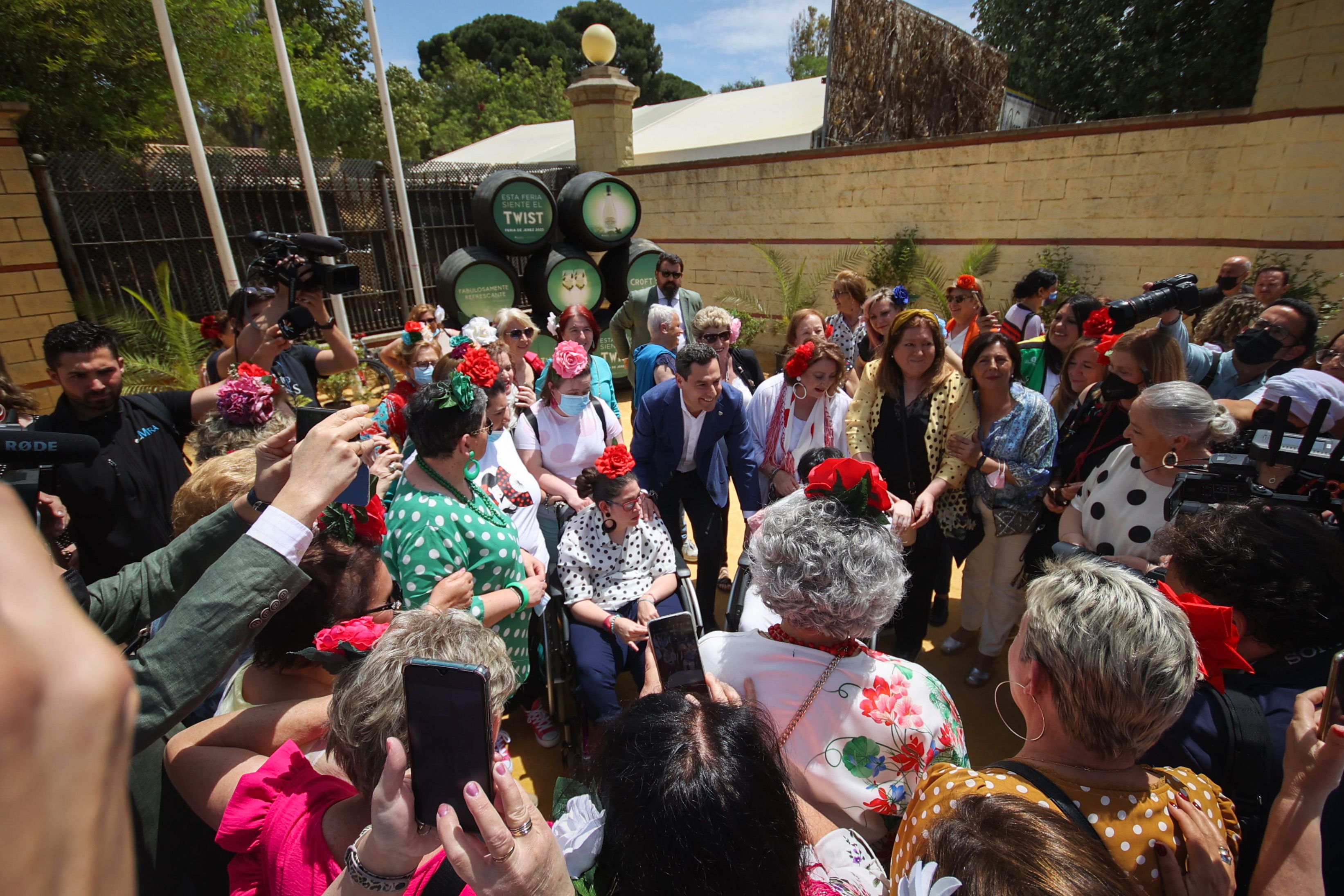 Juan Manuel Moreno Bonilla, a su llegada a la Feria del Caballo, haciéndose fotos y repartiendo abrazos y besos con un grupo de mujeres de Ubrique.