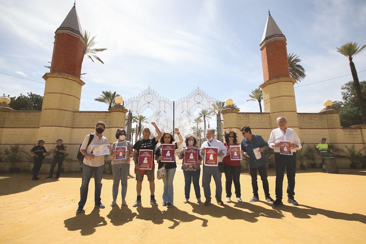 Representantes de la Plataforma Consulta Popular Estatal Monarquía o República, en la Feria del Caballo.