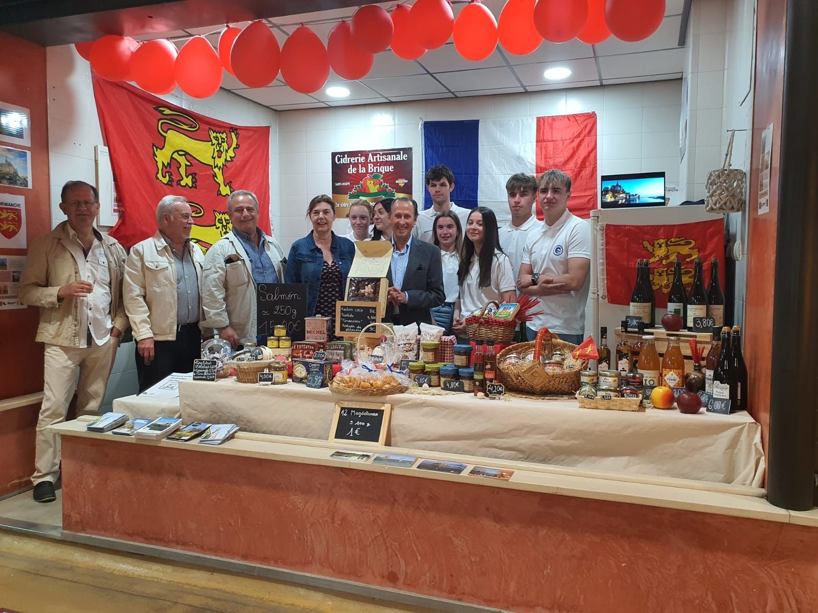 Estudiantes franceses dan a probar los productos típicos de su tierra en la Muestra de la gastronomía de Normandía desde el Mercado de Abastos de Chiclana.
