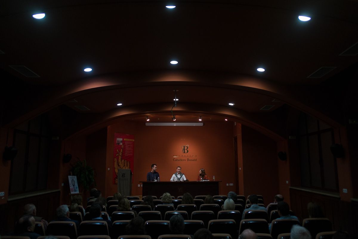 Un momento de la presentación de la obra de Juan Antonio Mota. FOTO: MANU GARCÍA.
