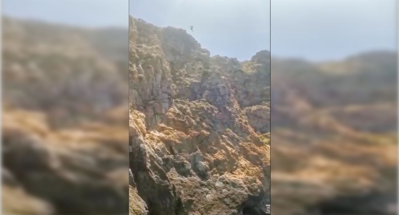 Graba en vídeo el salto mortal de su pareja: se estrella contra las rocas  de un acantilado y cae al agua
