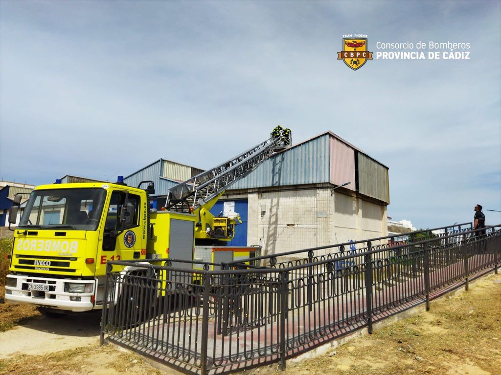 Bomberos de Chiclana, afianzando parte del techo de la nave. 