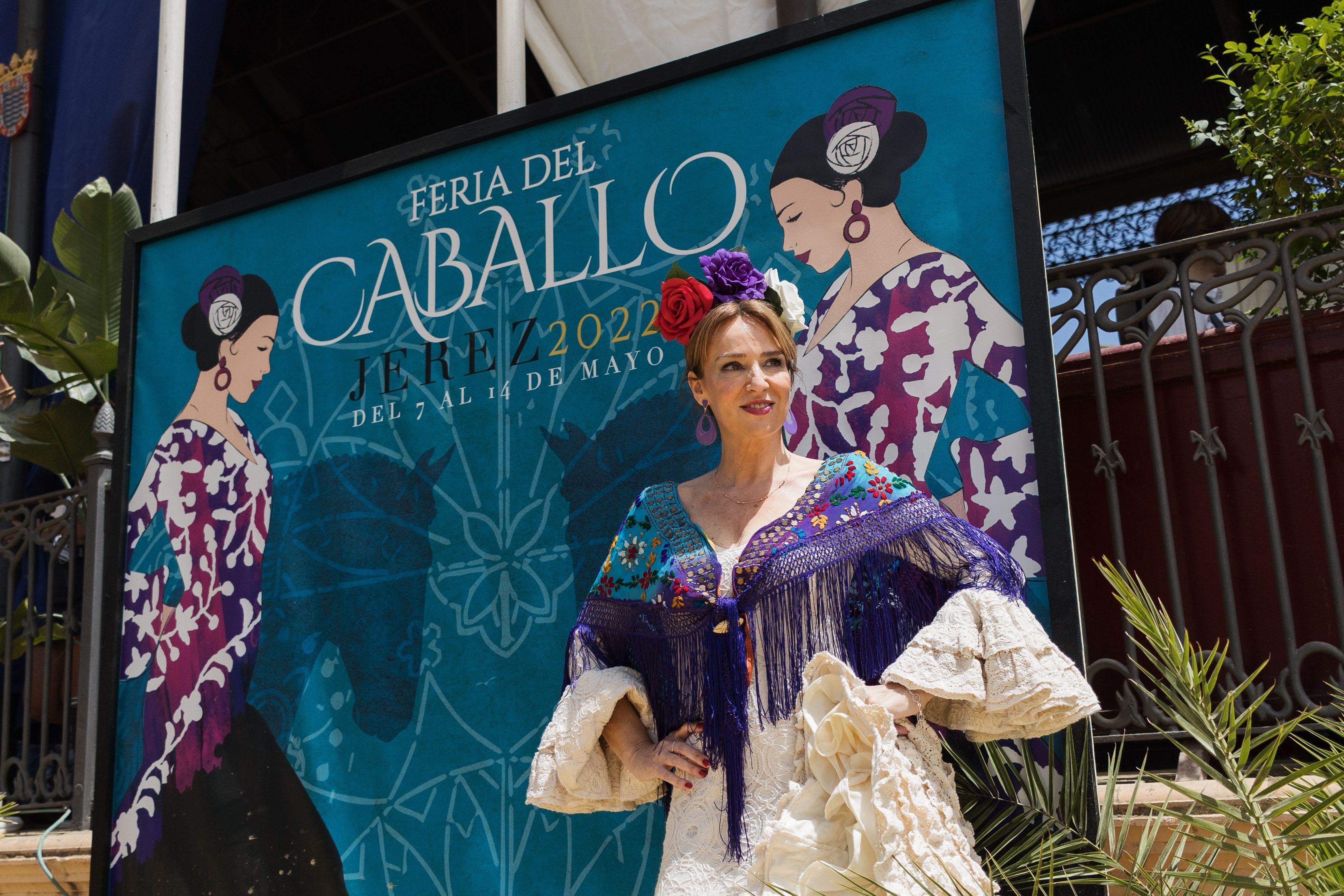 Miriam Martin posando ente el 'photocall' del templete municipal con el cartel de la Feria del Caballo.