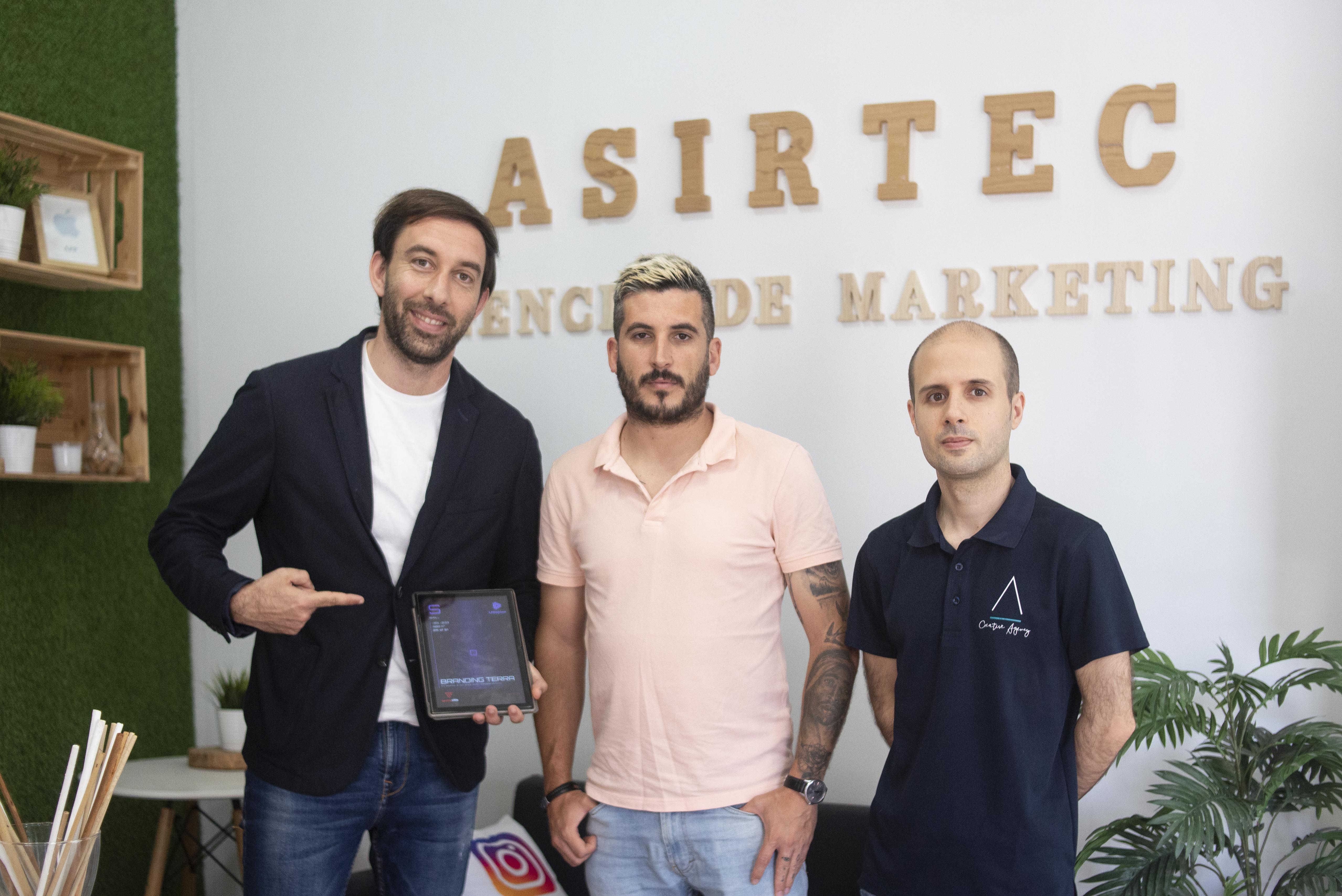 Juan Antonio Parra, Francisco Lucas y Sergio Casas, fundadores de la agencia isleña Asirtec, primera en tener un espacio en el metaverso en el que realizarán una cata de cerveza virtual.