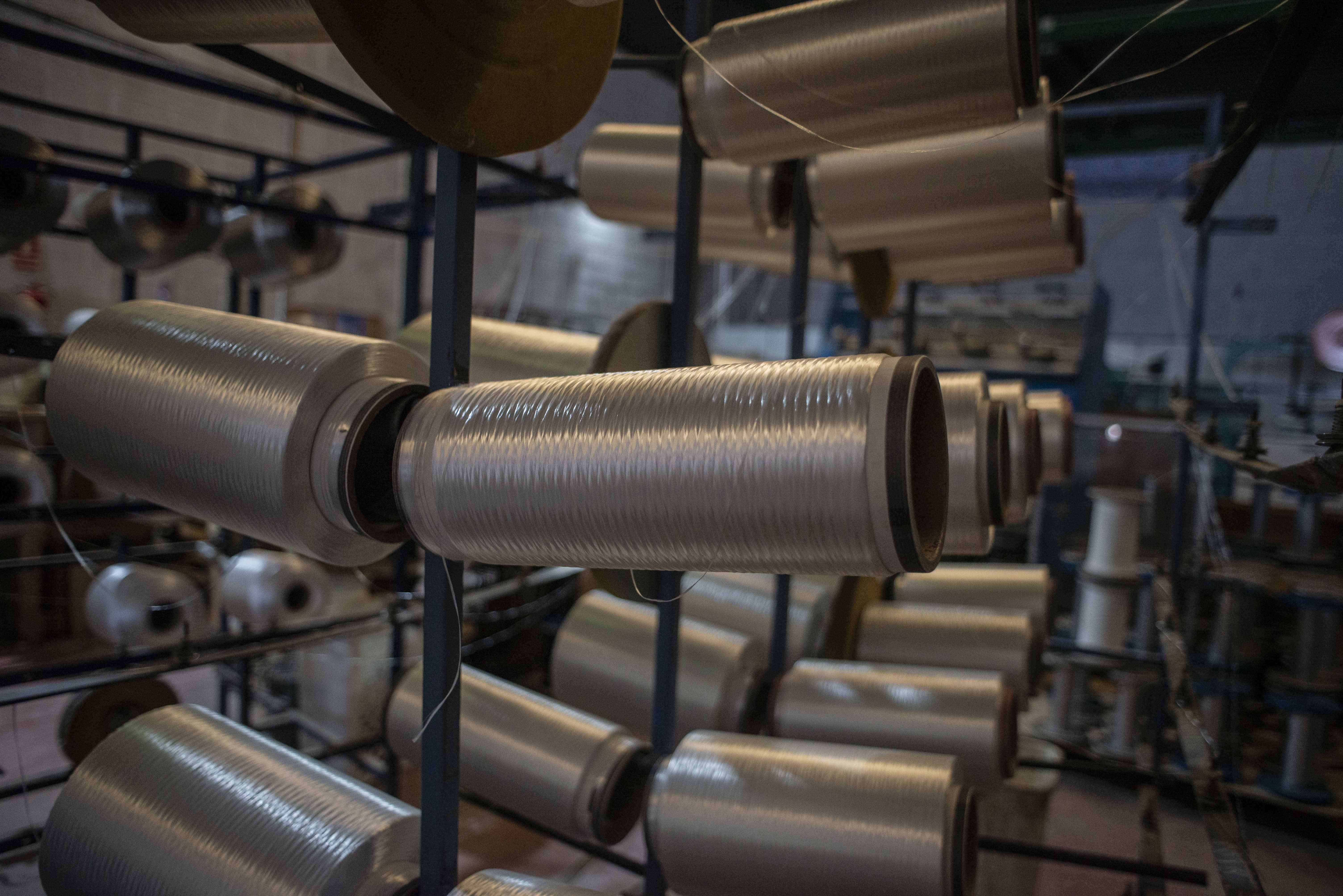 Estanterías con bobinas.