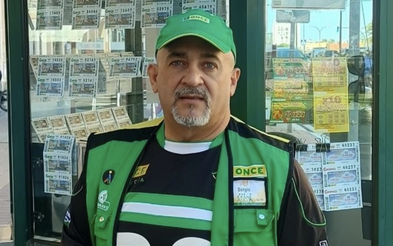 Sergio Cámara, vendedor de la ONCE en San Fernando que recorrerá España en bicicleta. Sergio Cámara, vendedor de la ONCE en San Fernando que recorrerá España en bicicleta.