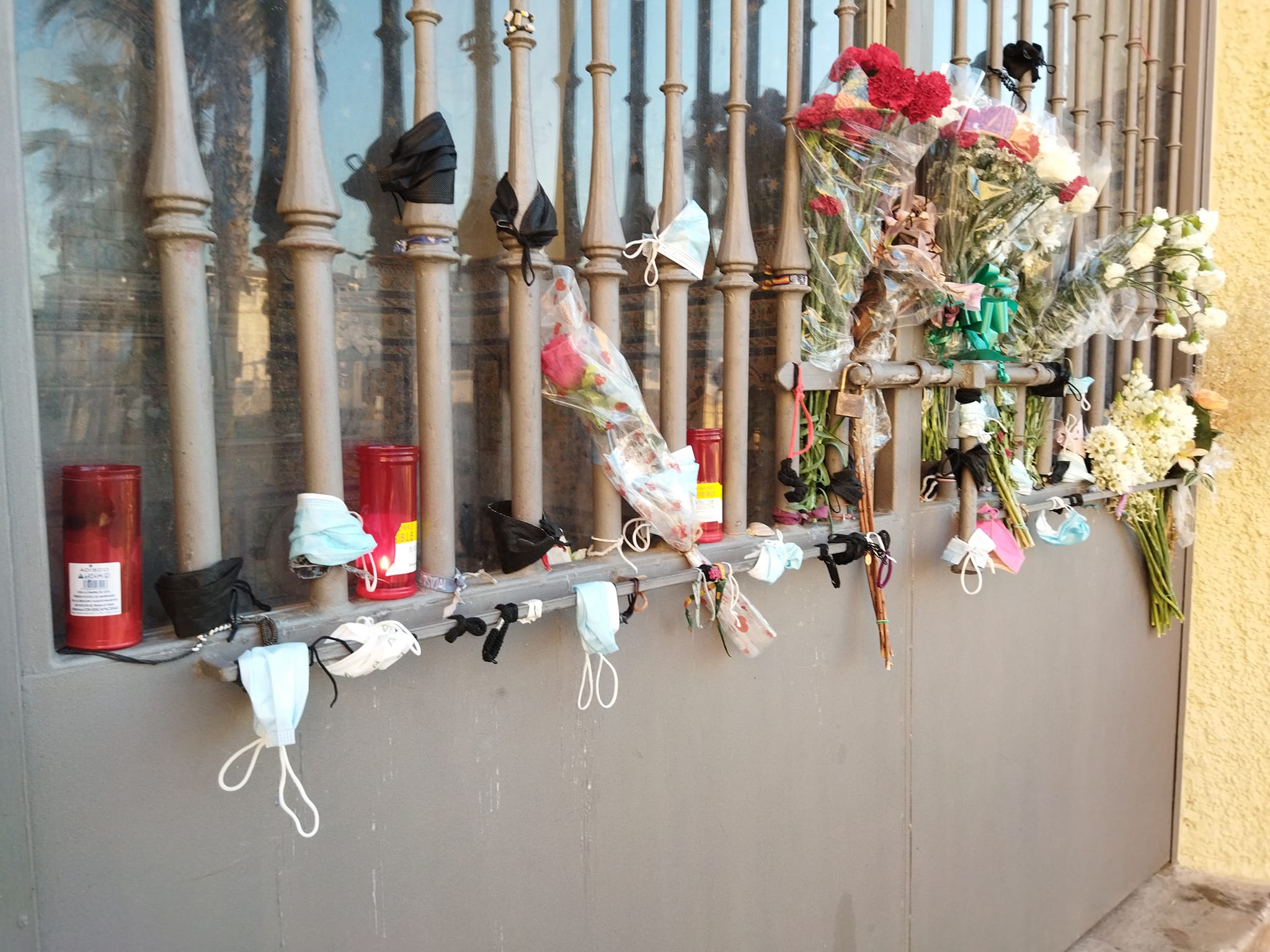 Junto a las velas y las flores, las mascarillas son ofrecidas como ofrendas en el Humilladero de Chipiona.