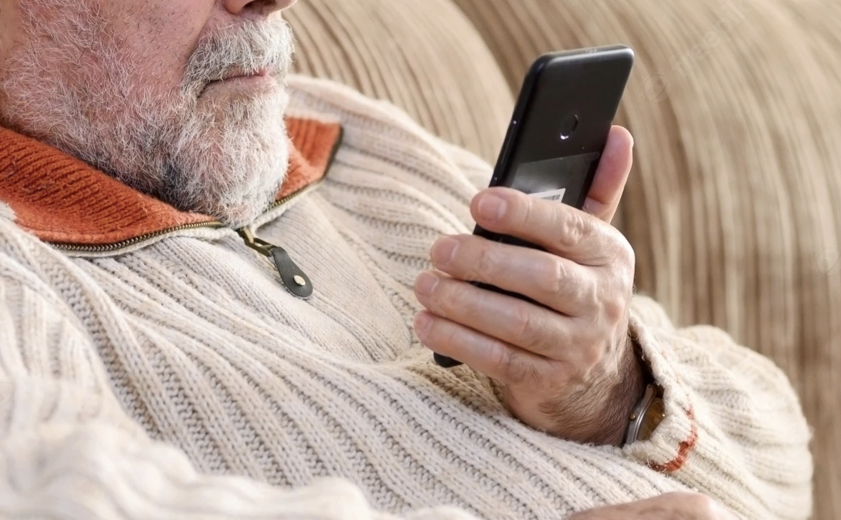 Un anciano con un teléfono móvil en una imagen de archivo. ¿Qué es spoofing?: la Policía avisa de la nueva estafa telefónica que consigue robar miles de euros