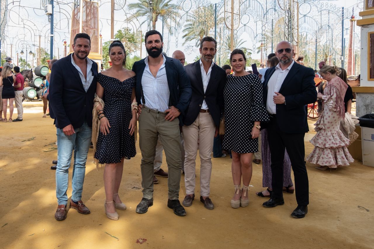 Olona junto a compañeros de Vox. 