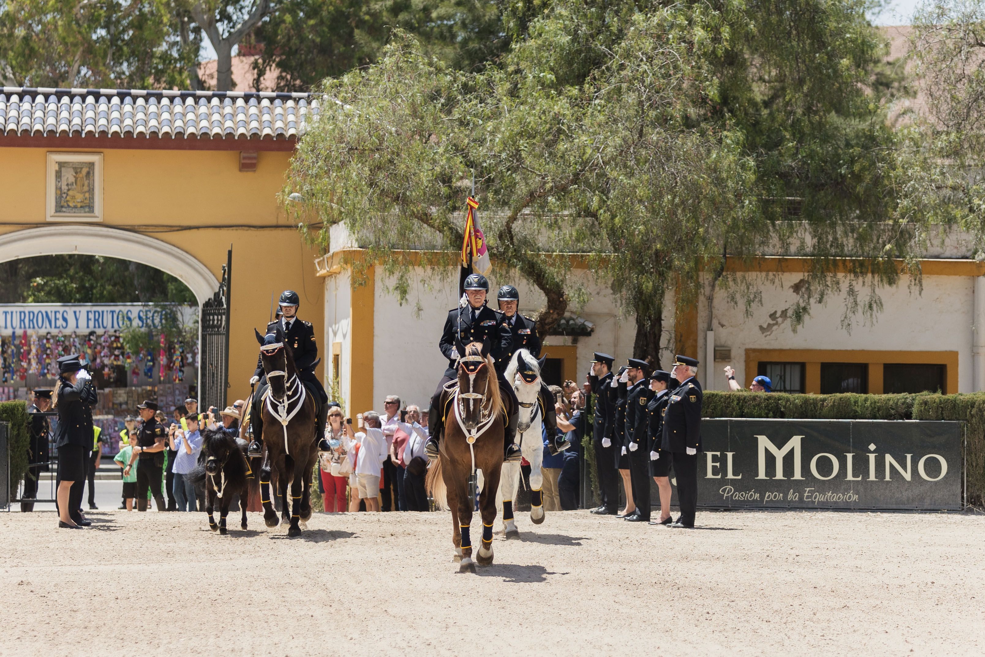 Entrega del Caballo de Oro y posterior desfile por el Real de la Feria