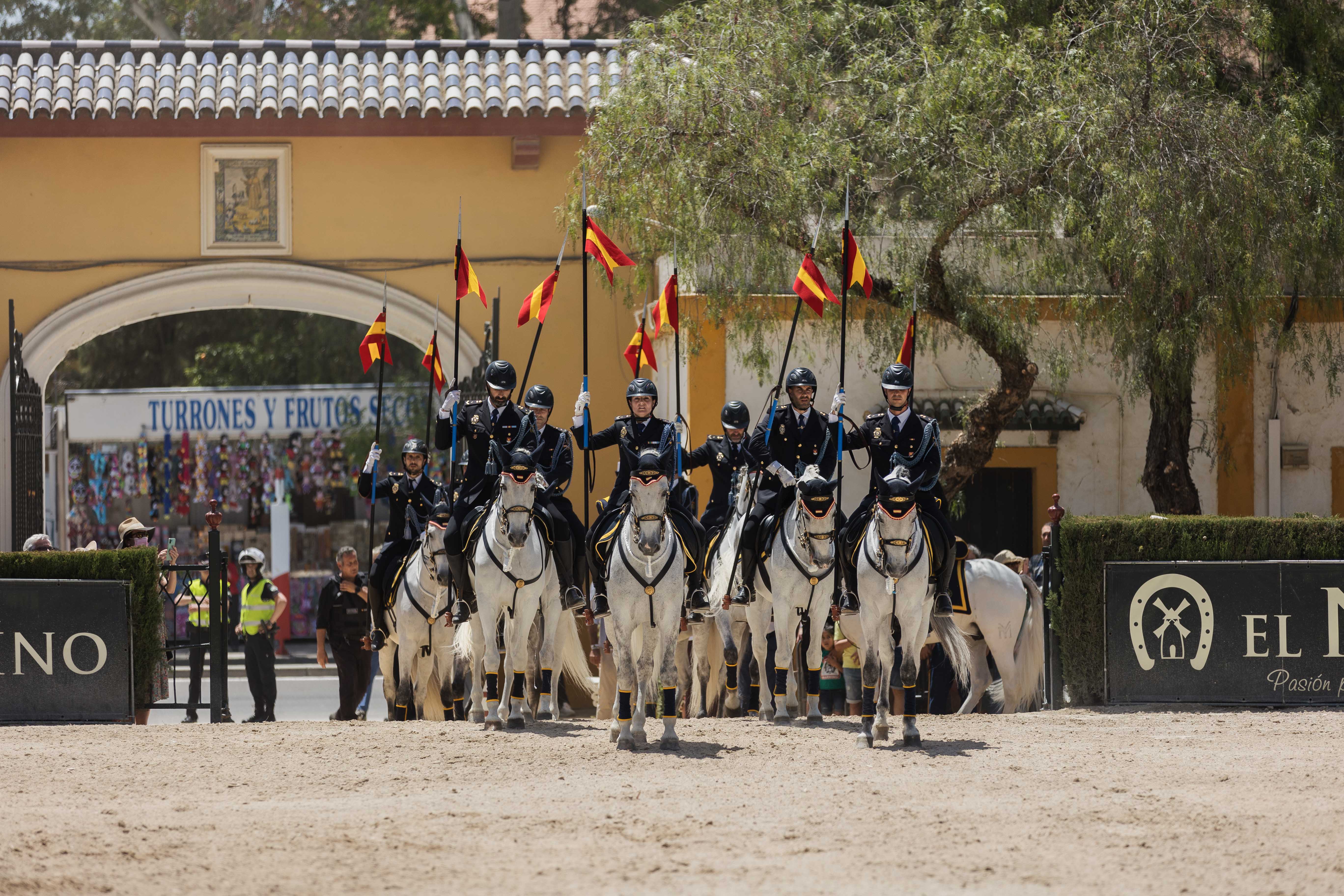 Entrega del Caballo de Oro y posterior desfile por el Real de la Feria