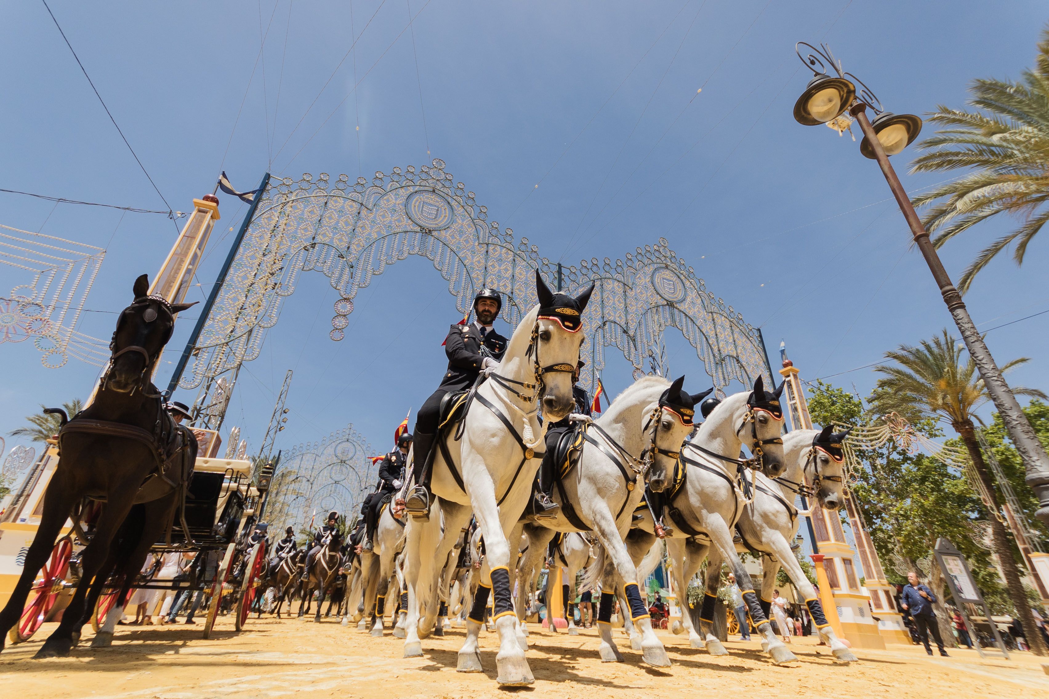 Entrega del Caballo de Oro y posterior desfile por el Real de la Feria, en la edición de 2024.